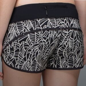 ⭐Lululemon Black and White Leaf Print 2" Shorts ~ Size 4